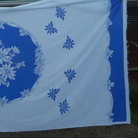 Vintage large Blue white Twin Sheet or Tablecloth pattern - unfinished edges - - Picture 10 of 10